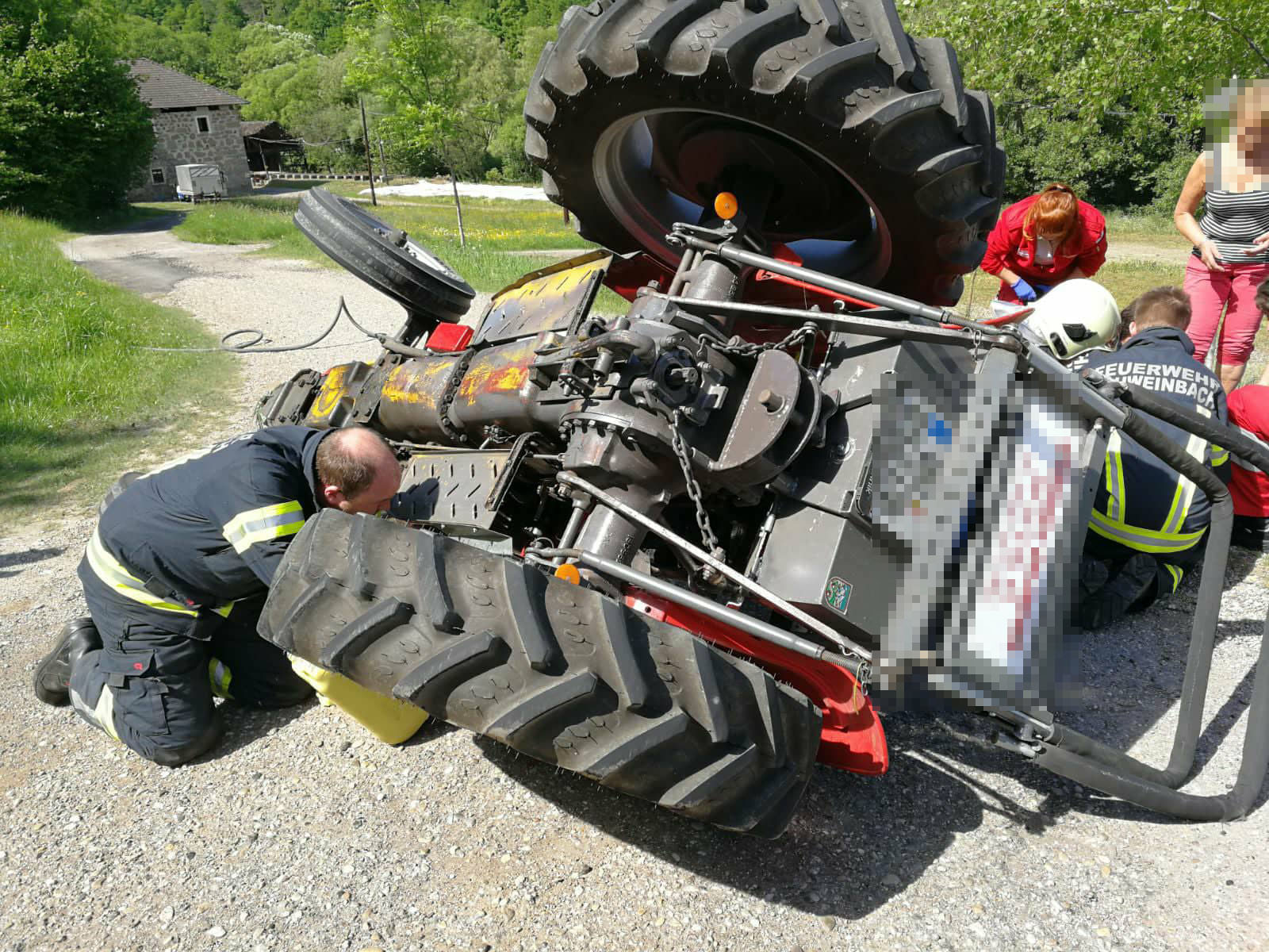 07.05.2018 - EINSATZ: Traktorlenker nach Überholmanöver eingeklemmt