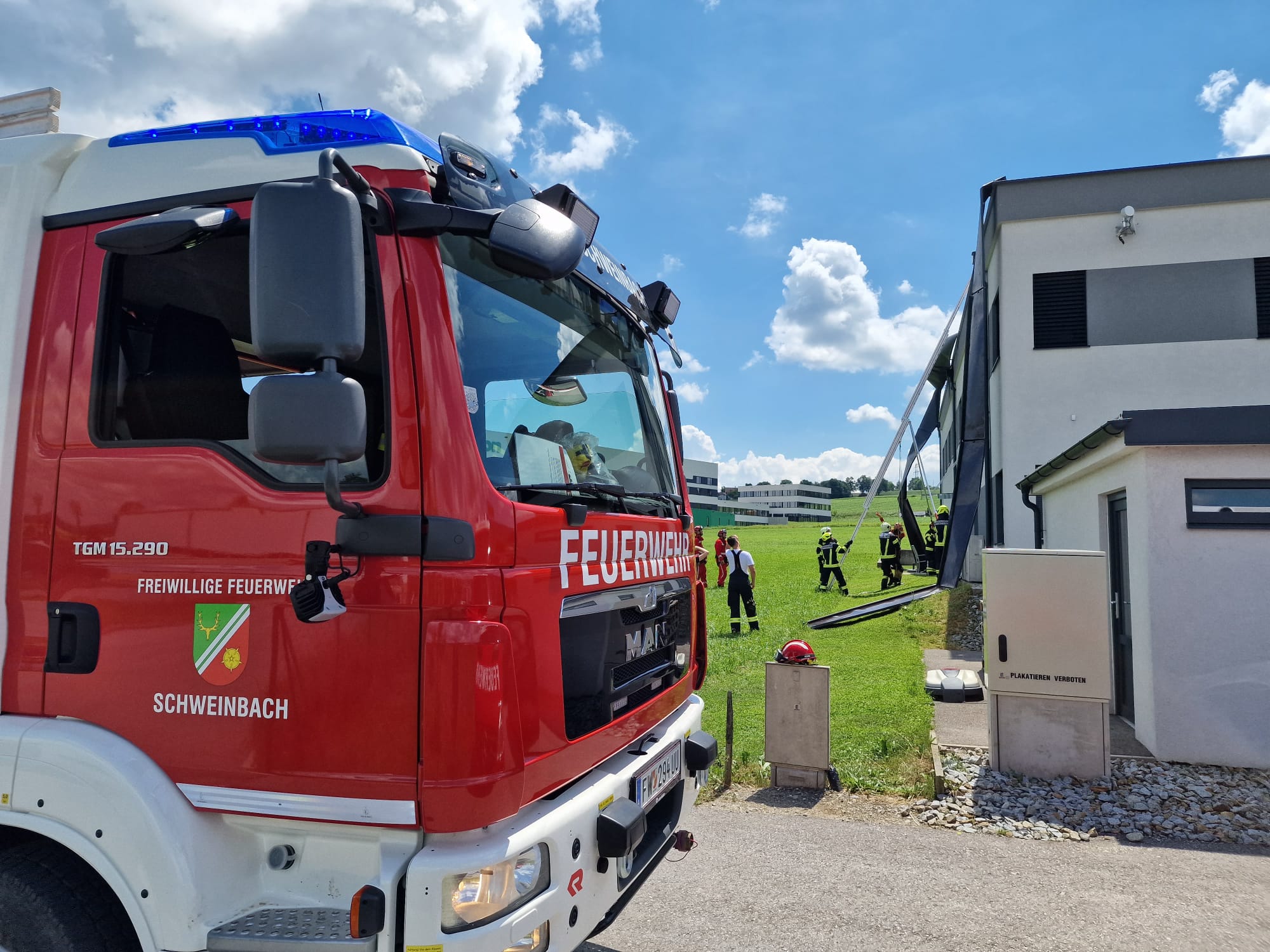 06.06.2022 - EINSATZ: Attika bei Spedition zum Teil abgedeckt