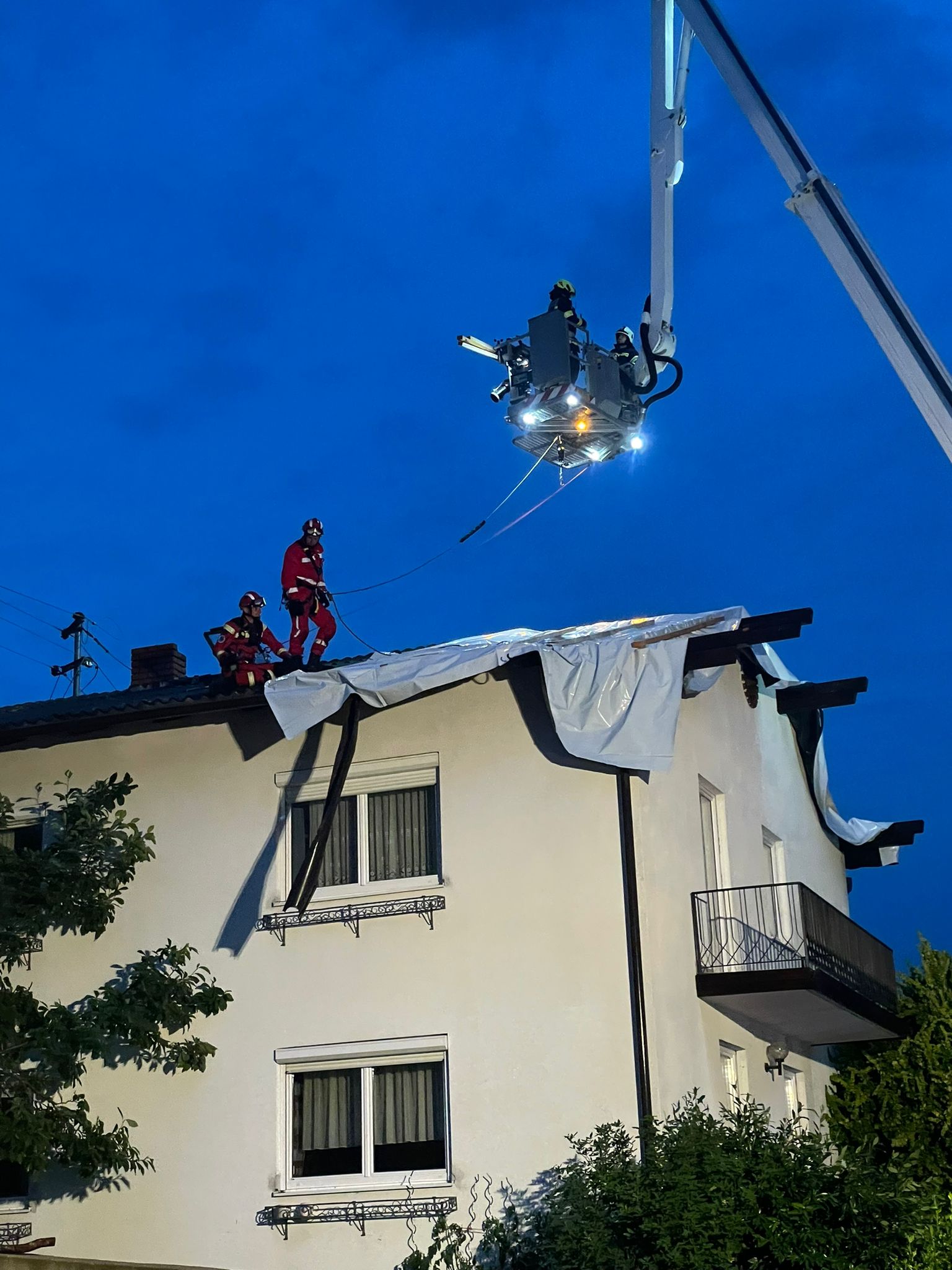 29.06.2022 - EINSATZ: Mehrere Hausdächer abgedeckt - Höhenretter angefordert