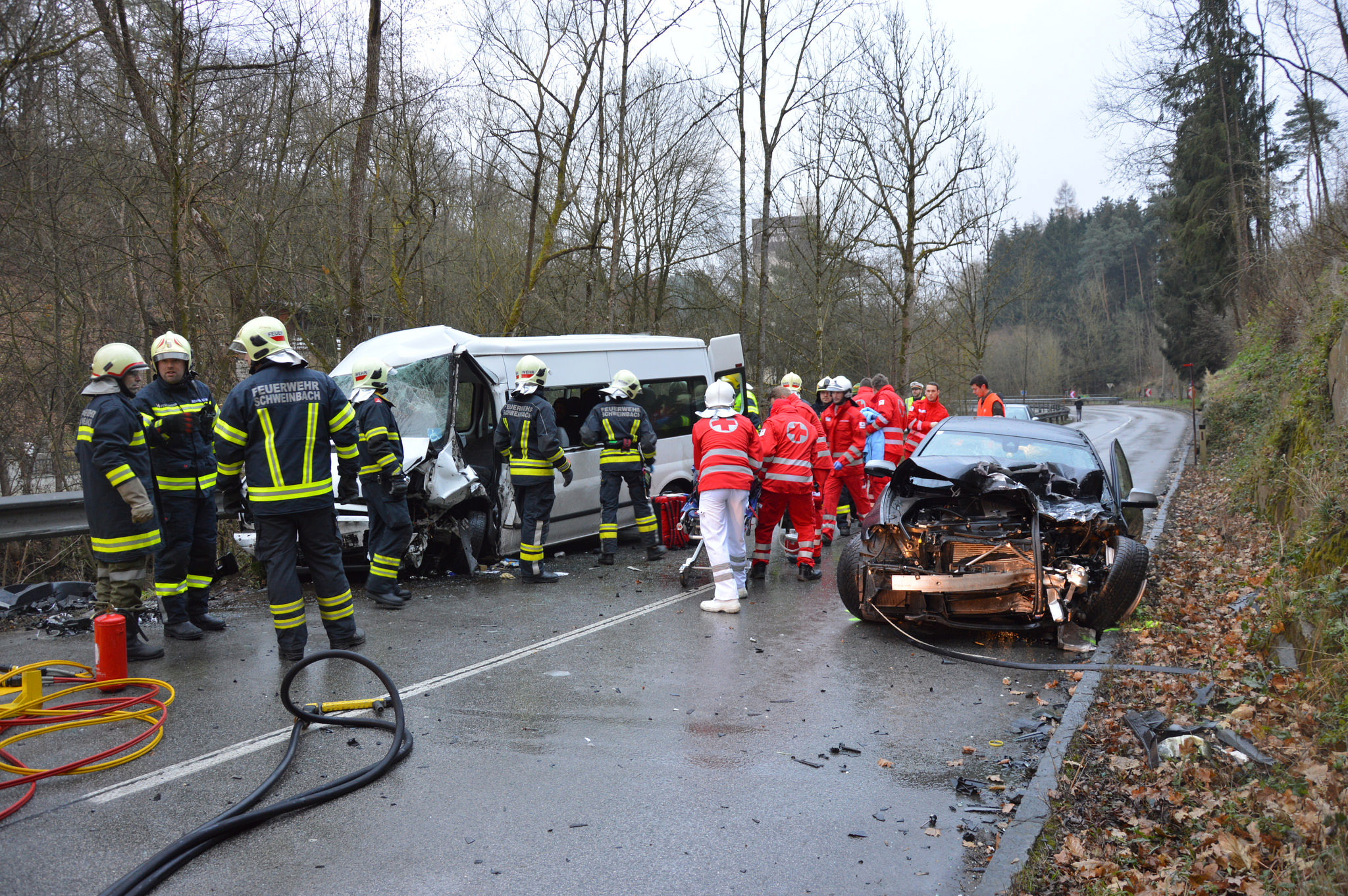 2.12.2016 - EINSATZ: Schwerer Verkehrsunfall mit Kleinbus und Pkw