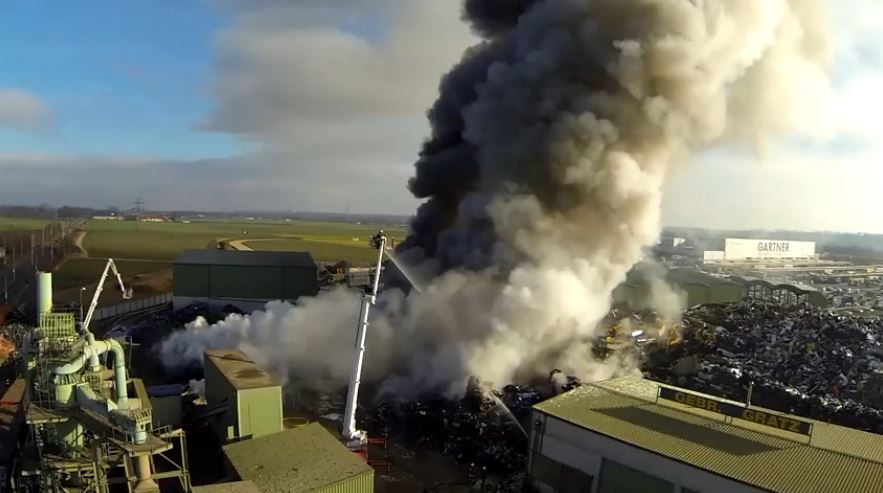 Spektakuläre Filmaufnahmen einer Drohne beim Großbrand in Edt