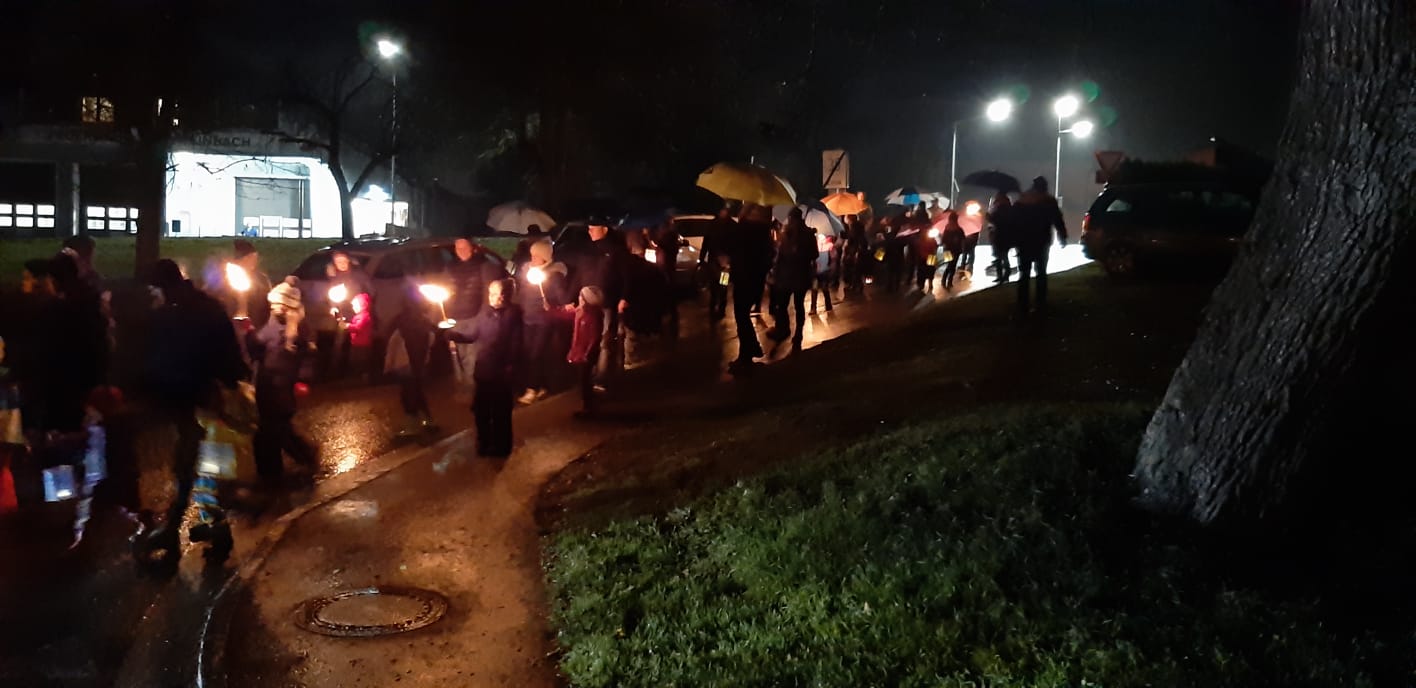 Fackelwanderung stimmt in die Adventzeit ein