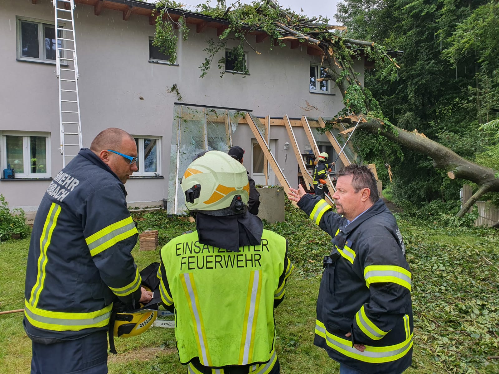 11.07.2020 - EINSATZ: Baum stürzte auf Haus