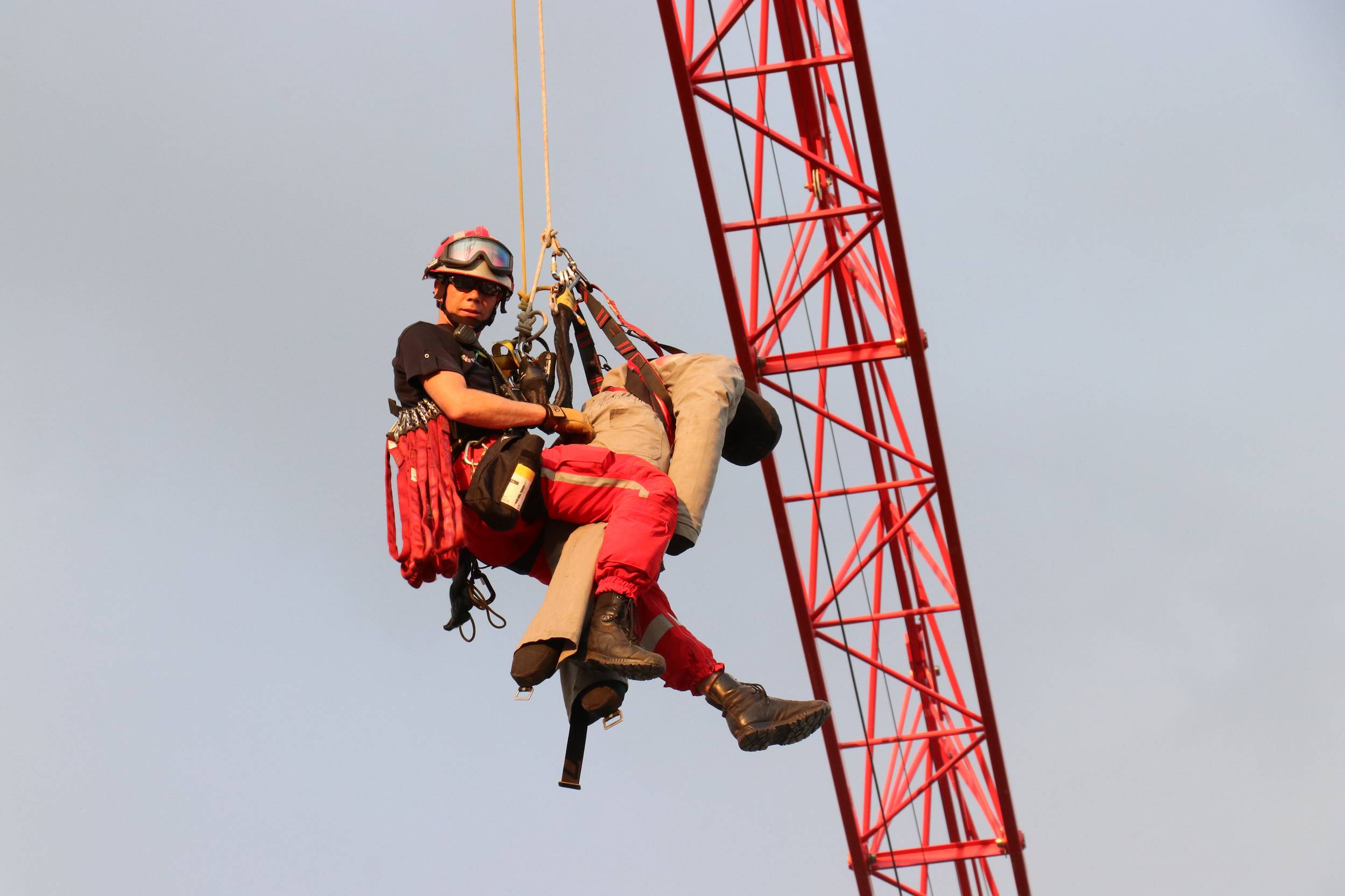 26.06.2020: Höhenretterübung: Person aus 30 Meter Höhe von Baukran abgeseilt
