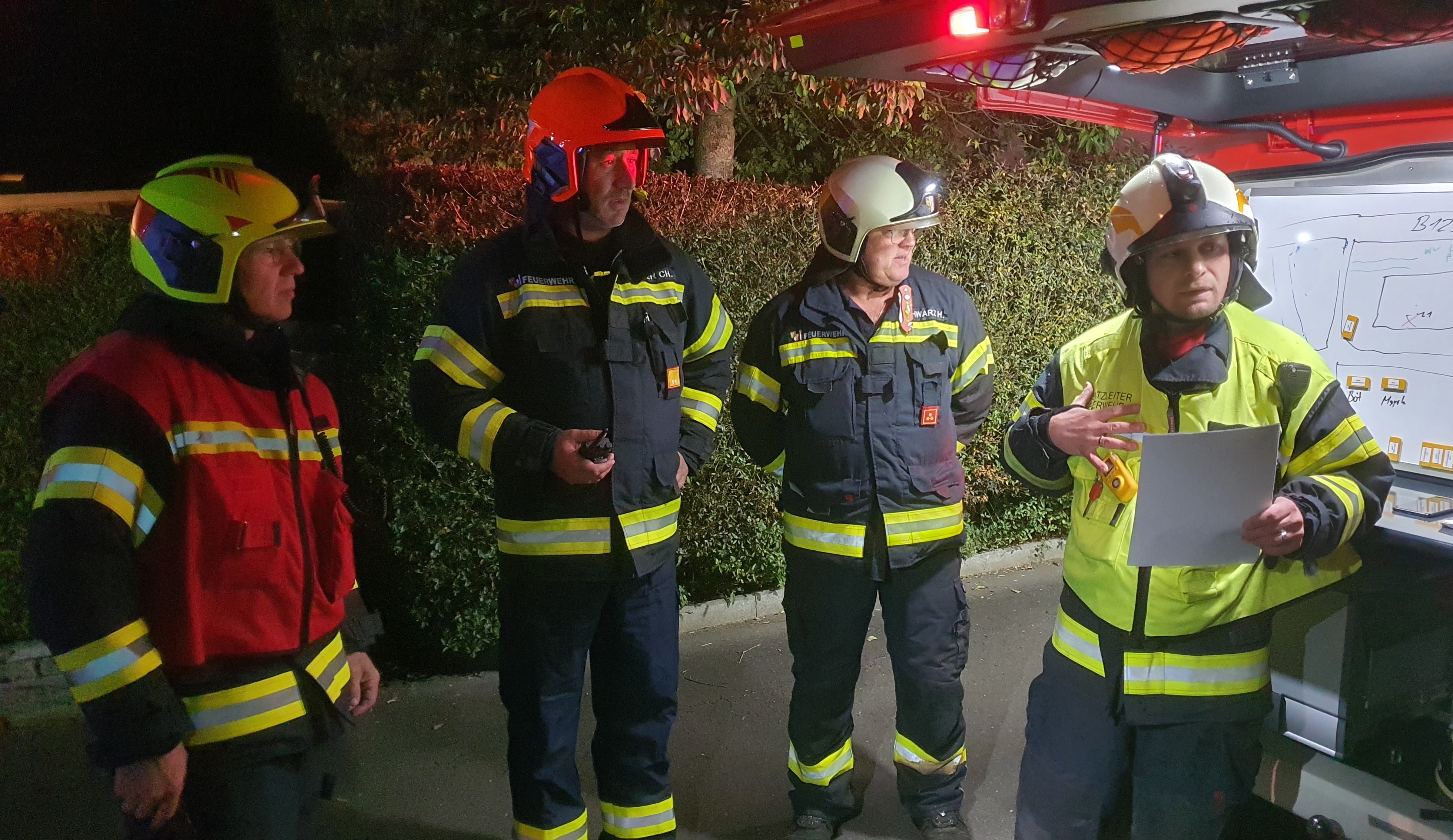 26.10.2021 - EINSATZ: Mordverdächtiger warf sich vor Feuerwehrfahrzeug