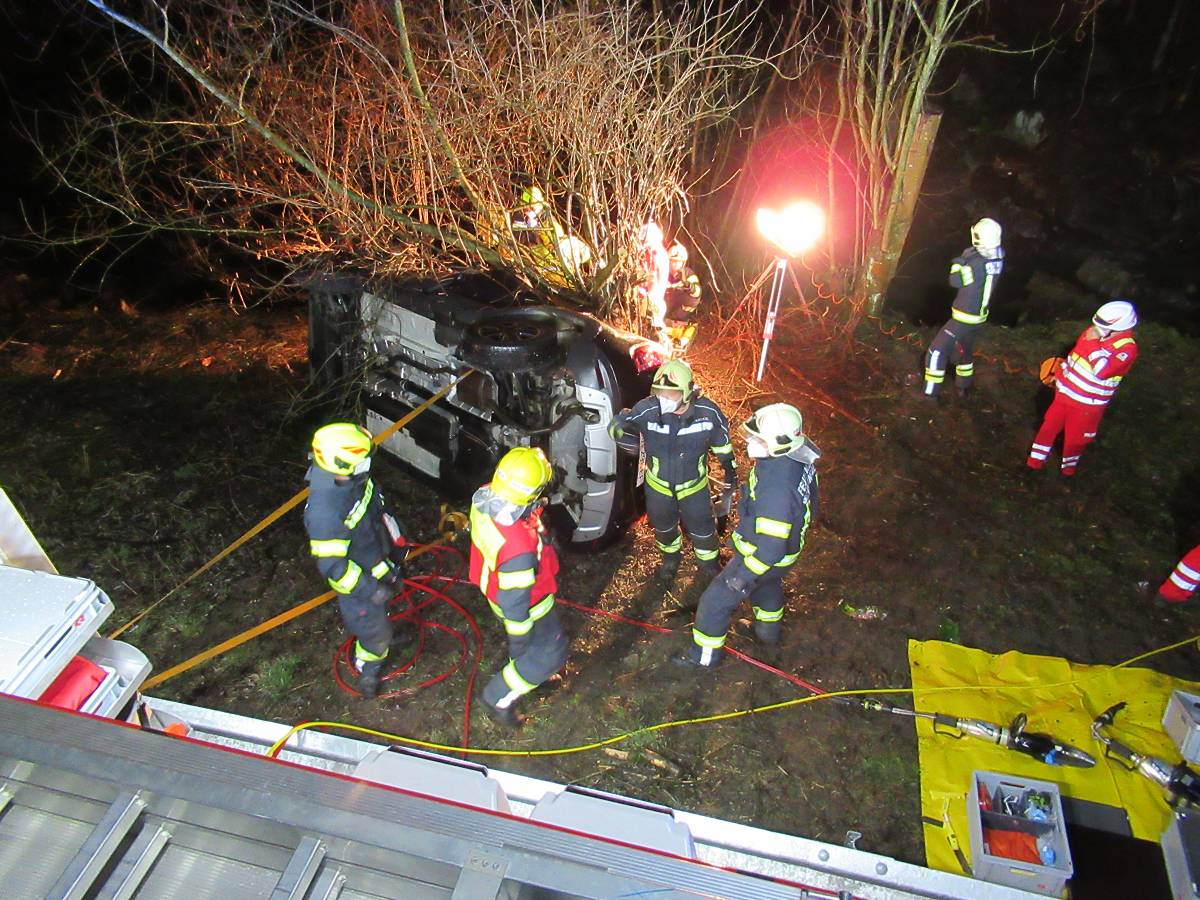 12.03.2021 - EINSATZ: Schwerverletzter unter Fahrzeug eingeklemmt