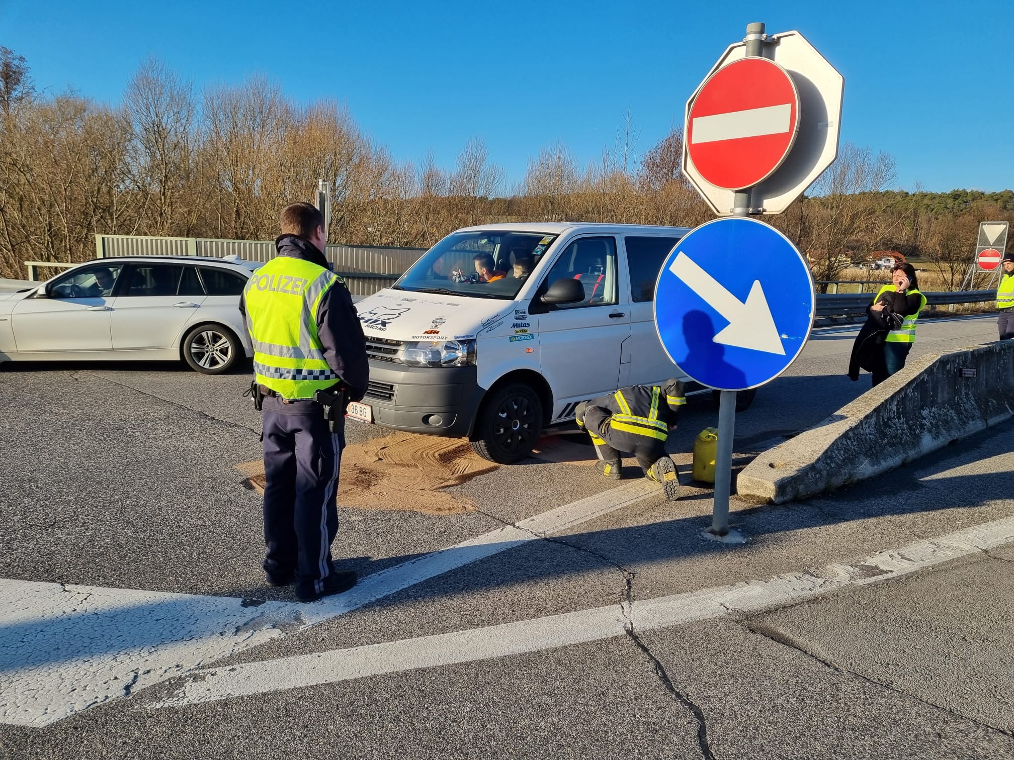 23.02.2022 - EINSATZ: Ölspur Autobahnabfahrt Engerwitzdorf