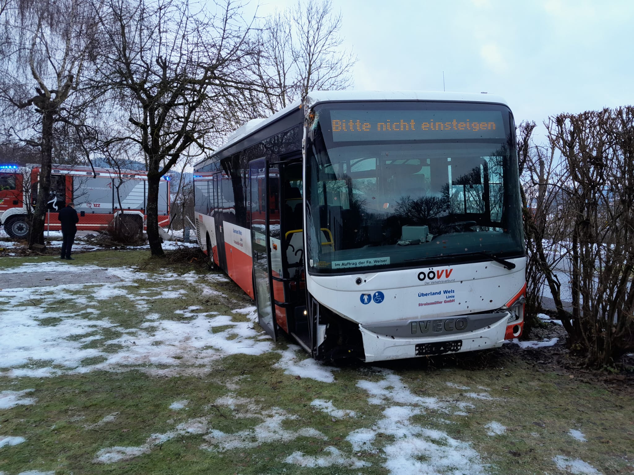 12.12.2023 - EINSATZ: Linienbus von Straße abgekommen