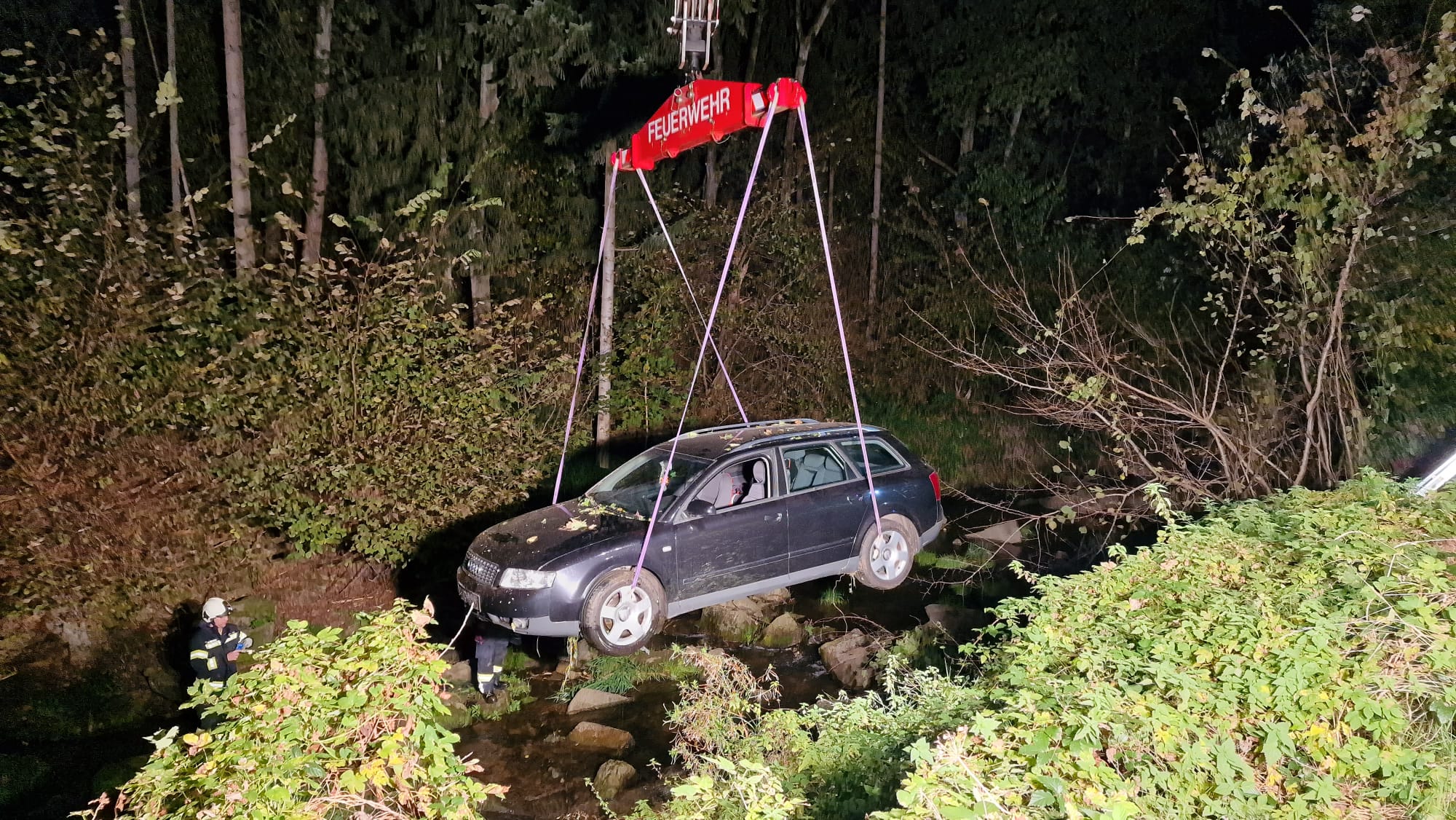 22.10.2023 - EINSATZ: Frau stürzte mit Auto in die Gusen