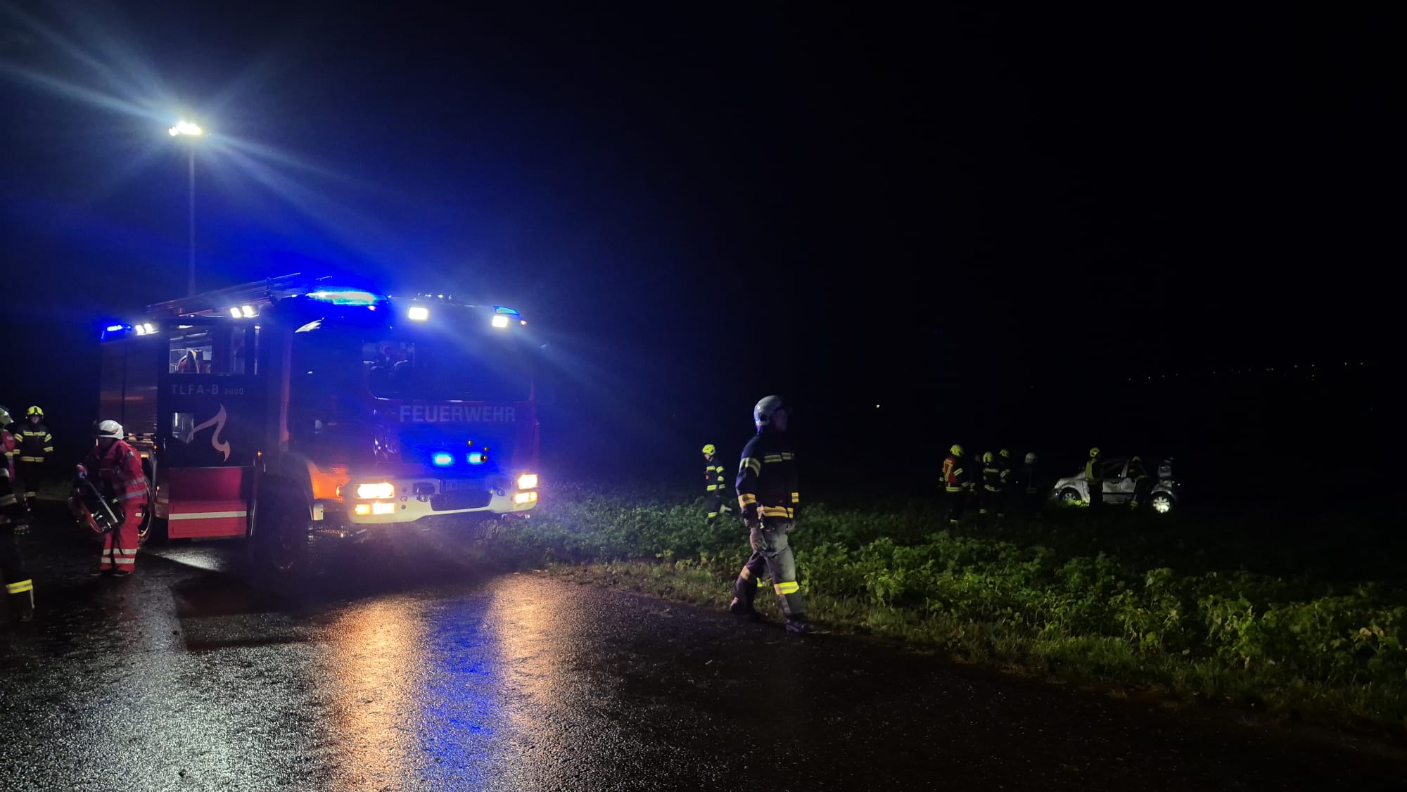 06.10.2025 - EINSATZ: Überholmanöver endete im Feld