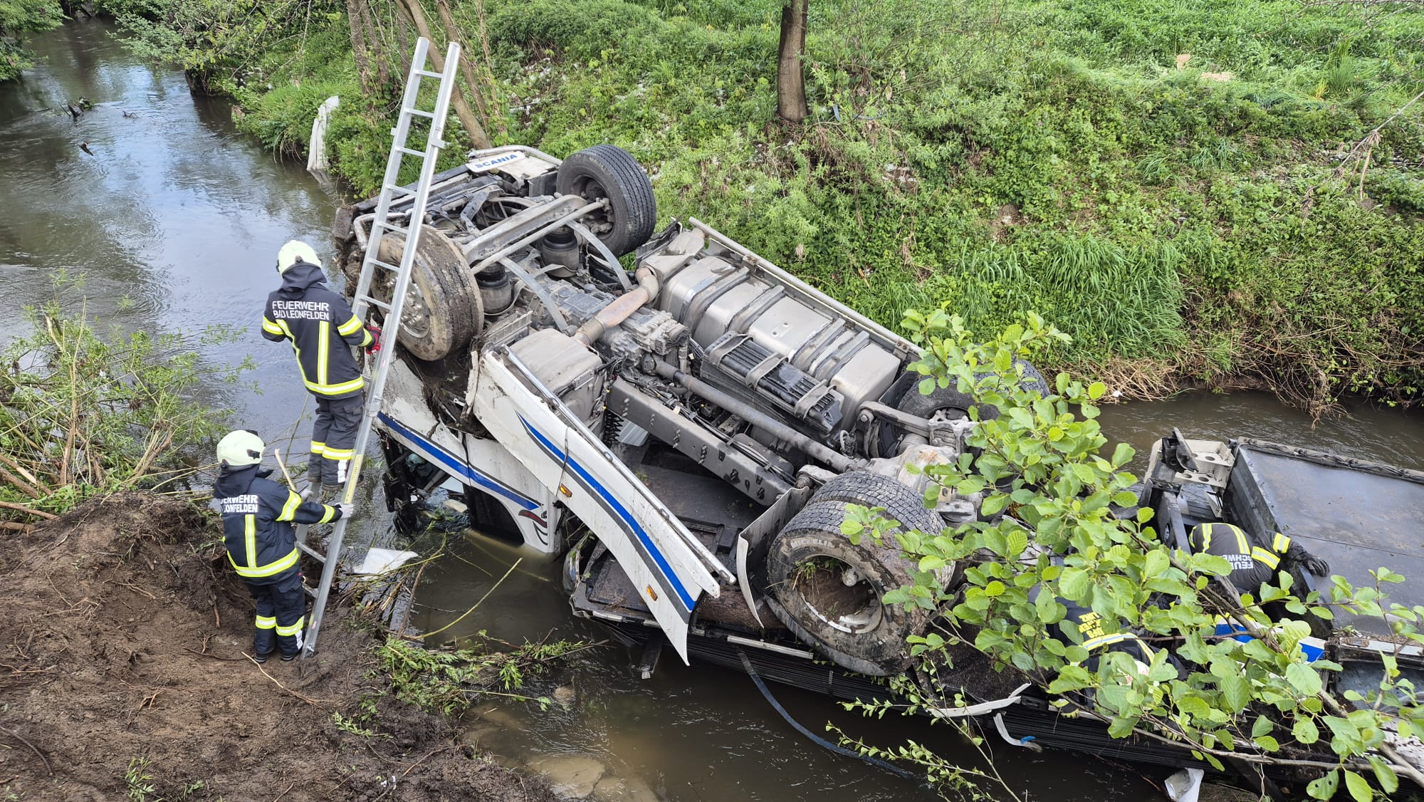 18.04.2024 - EINSATZ: LKW-Sattelzug überschlagen und in Gusen gestürzt