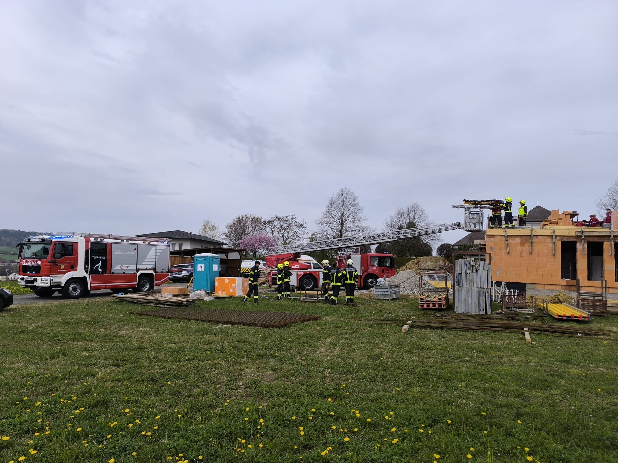 13.04.2026 - EINSATZ: Tragehilfe für Rettung nach Sturz