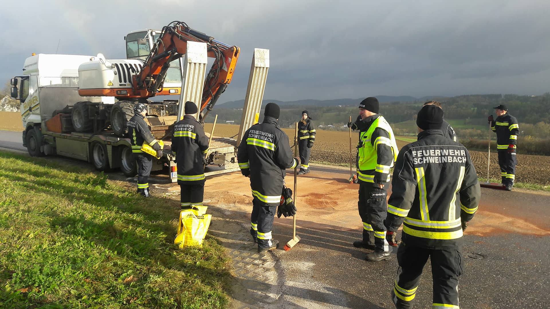 30.10.2017 - EINSATZ: Ölaustritt, Ölspur Mühlholzstraße Richtung Katsdorf